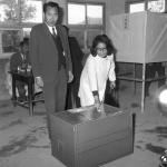 1969년 실시된 국민투표 청주 대성동 투표장에서 정해식 15대 충북지사 부부가 투표를 하고 있다.