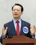 이경희 한국국민당 대선후보가 27일 충북도청 브리핑룸에서 기자회견을 열어 대선공약을 발표하고 있다.