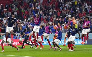 프랑스 선수들이 14일(현지시간) 카타르 알코르의 알바이트 스타디움에서 열린 2022 카타르 월드컵 준결승에서 모로코를 꺾은 후 환호하고 있다. /뉴시스
