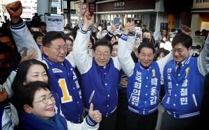이재명 더불어민주당 대표를 비롯한 대전지역 국회의원 후보들이 14일 대전 중구 으능정이 거리에서 시민들에게 지지를 호소하고 있다.