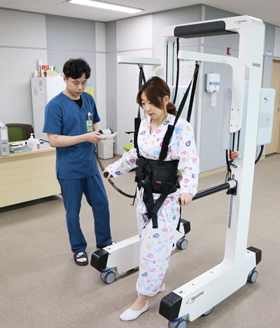 청주 아이앰재활병원이 국내 최초로 도입한 재활로봇 '안다고'를 이용해 환자가 재활훈련을 하고 있다. /아이앰재활병원 제공
