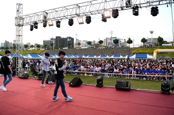 지난 26일 신관금강공원에서 2018년 청소년의 달 한마음 축제가 열린 가운데 청소년, 시민 등 1000여명이 공연을 즐기고 있다. /공주시 제공