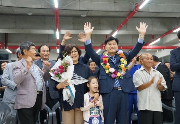 6.13 전국동시지방선거 세종시장에 당선 된 더불어민주당 이춘희 후보가 자신의 선거사무소에서 꽃다발을 목에 걸고 기뻐하고 있다.