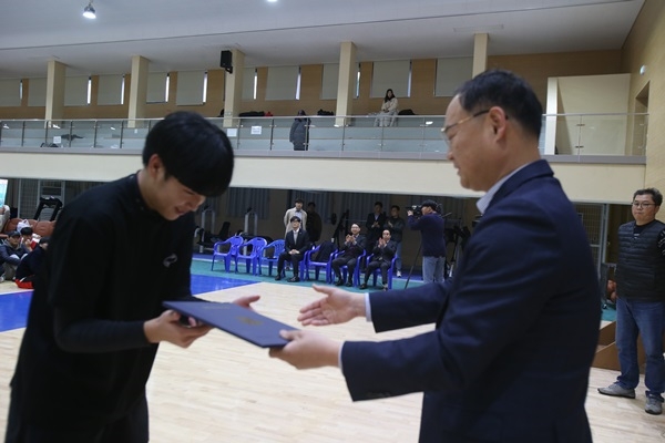 서정기 충북도교육청 장학사가 축구대회 MVP 김경일 군에게 상장을 전달하고 있다.