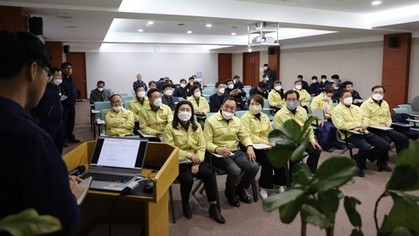 지난 4일 서산시의회 의원들이 롯데케미칼 관계자로부터 사고현황을 청취하고 있다.