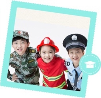 인터넷 커뮤니티에 게재된 충북 어린이도청 홈페이지의 중국 군복 등 정복 코스튬의 어린이들.