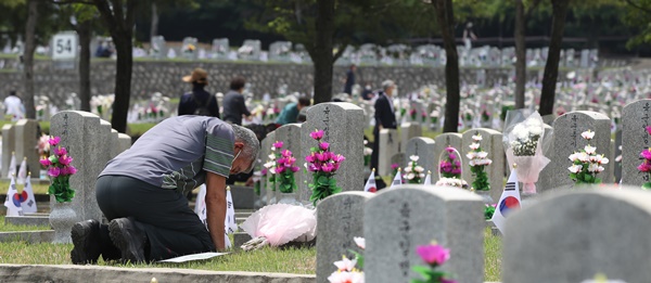 제66회 현충일인 6일 서울 동작구 국립서울현충원에서 한 추모객이 묘역을 찾아 참배하고 있다. /뉴시스