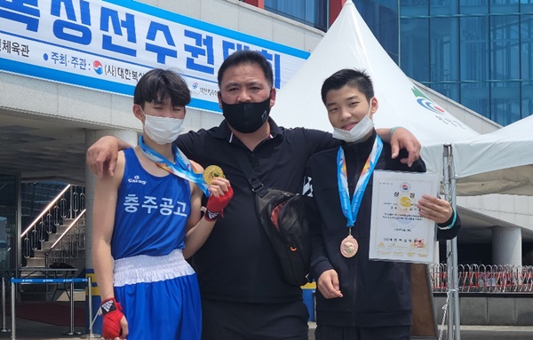 (왼쪽부터) 조월신 선수, 장영원 운동부지도자, 임지홍 선수.