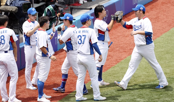 2일 일본 요코하마 스타디움에서 열린 도쿄올림픽 야구 녹아웃 스테이지 2라운드 대한민국과 이스라엘의 경기에서 선발투수 김민우(오른쪽 첫번째)가 수비를 마치고 덕아웃으로 들어가고 있다.