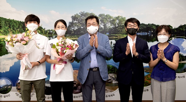 이상천 제천시장(왼쪽 세번째)이 최경선 선수에게 꽃다발과 격려금을 전달하고 기념촬영을 했다. /제천시 제공