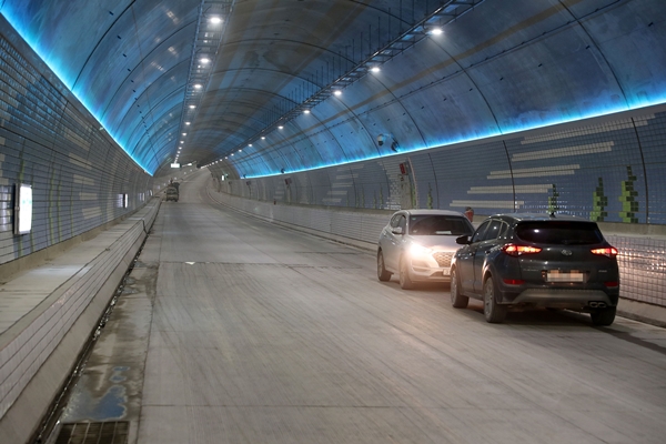 국내 최장 보령해저터널이 오는 12월 1일 개통을 앞두고 있는 가운데 15일 터널 내에서 막바지 작업이 한창 진행되고 있다. /충남도 제공