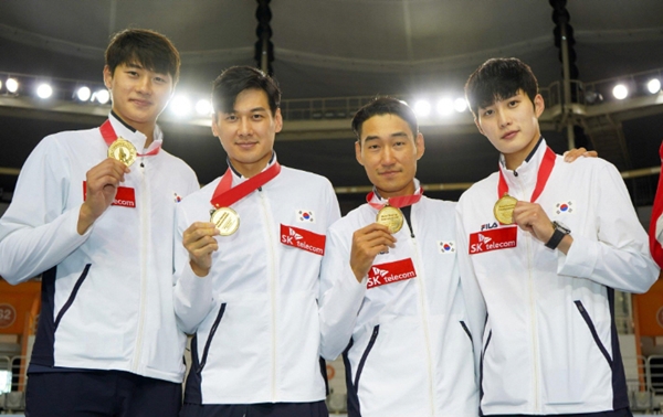 2022 아시아선수권대회 사브리 단체전에서 금메달을 획득한 오상욱, 김정환, 구본길, 김준호 선수가 기념촬영을 하고 있다.