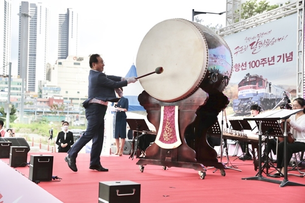 박상돈 시장이 대북을 타고(打鼓)하는 GTX-C 천안 연장 희망 퍼포먼스를 하고 있다.
