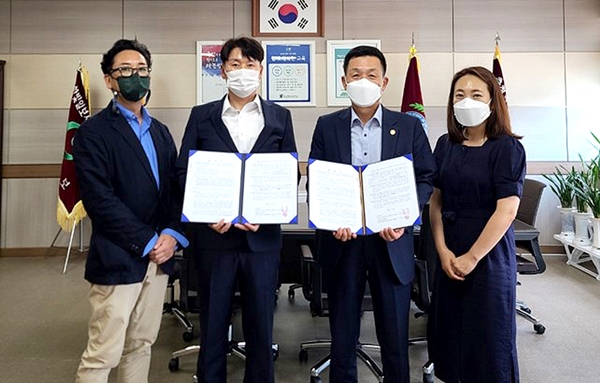 김현석 오제이피파트너즈(주) 대표와 이영정 음성교육장이 교육환경개선사업 협약을 체결했다.