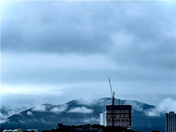 먹구름 뒤덮인 청주 우암산