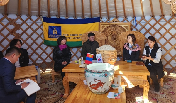 몽골을 방문 중인 양기분 한국여성경제인협회 충북지회장(오른쪽 두번째)이 22일 볼로르촐롱 몽골 경공업부장관(가운데)우노르볼로르 국회의원과 간담회를 하고 있다. /한국여성경제인협회 충북지회 제공