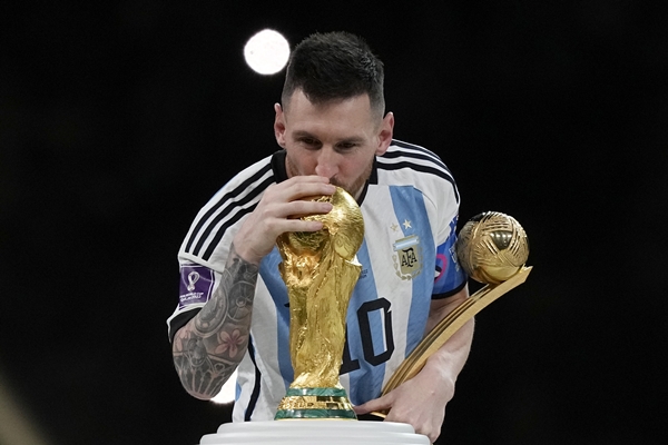 아르헨티나의 리오넬 메시가 골든볼을 들고 우승컵에 입 맞추고 있다. /뉴시스