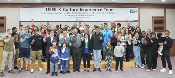 박상돈 천안시장이 지난 22일 K-컬처 체험여행 행사에 참여한 주한미군 가족들과 기념사진을 찍었다. /천안시 제공