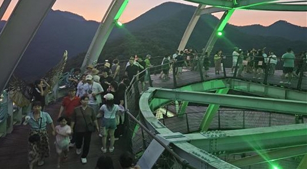 단양군 만천하스카이워크 전망대 야간 개장식을 찾은 관광객들이 야경을 즐기고 있다. /단양군 제공