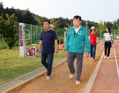 태안군 청소년수련시설 맨발걷기 트랙을 점검 중인 가세로 군수.
