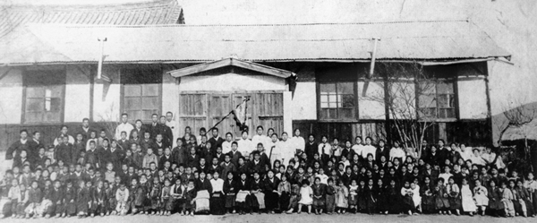 초창기 청남초 양철지붕 제1교사(1904~1923).