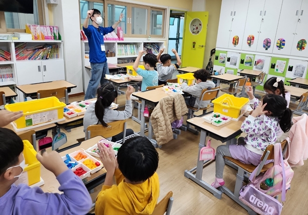 상명대 교육사업단이 서산 동문초등학교에서 레고 코딩교육을 진행하고 있다.　　　