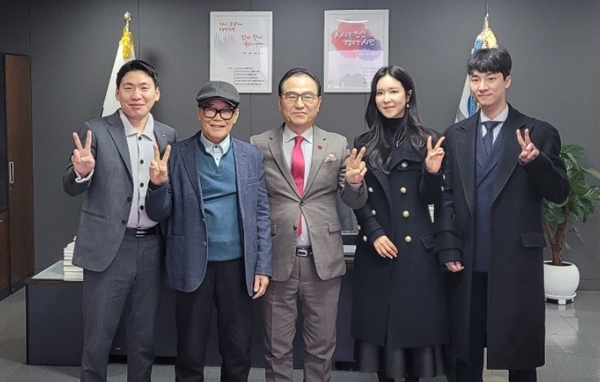 (왼쪽부터) 이우주 콘돌 전략이사, 김청기 감독, 박상돈 천안시장, 이유진 대표.
