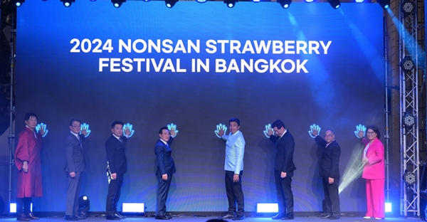백성현 논산시장(왼쪽 네번째)이 지난 14일 농식품 해외박람회 개막식에서 참석자들과 LED 세레모니를 하고 있다. /논산시 제공