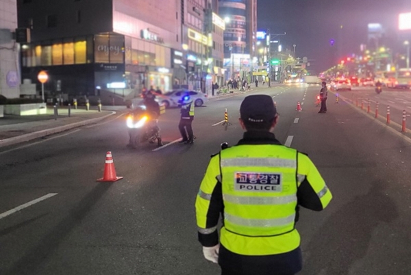 충북경찰청이 지난 1일 청주 사창사거리에서 도로를 부분통제해 이륜차 폭주행위를 집중 단속하고 있다. /충북경찰청 제공