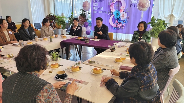 이응우 계룡시장은 지난 8일 세계 여성의 날을 맞아 지역 여성들과 소통간담회를 가졌다. /계룡시 제공
