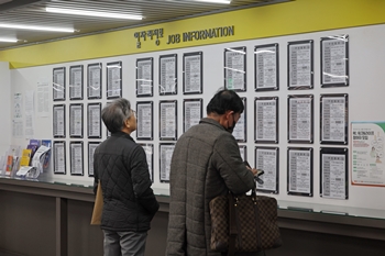 지난달 취업자 수가 증가한 가운데 13일 서울의 한 고용센터에서 구직자들이 일자리정보 게시판을 살펴보고 있다. /연합뉴스